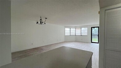 20860 San Simeon Way in Miami, FL - Building Photo - Building Photo