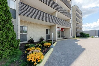 Bay Court in North Bay, ON - Building Photo - Building Photo