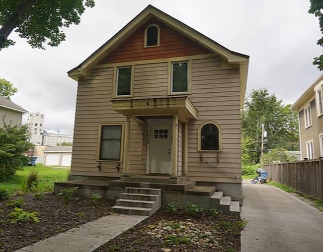 property at 1025 15th Ave SE