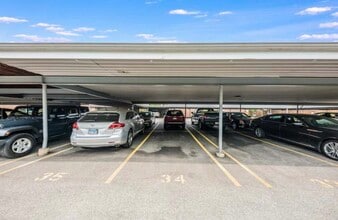 5125 Blodgett Ave, Unit 213 in Downers Grove, IL - Building Photo - Building Photo