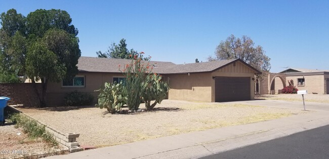 10824 N 35th Ave in Phoenix, AZ - Foto de edificio - Building Photo