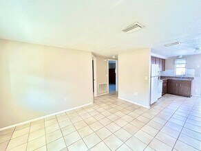 5805 Delaware Ave in New Port Richey, FL - Foto de edificio - Building Photo