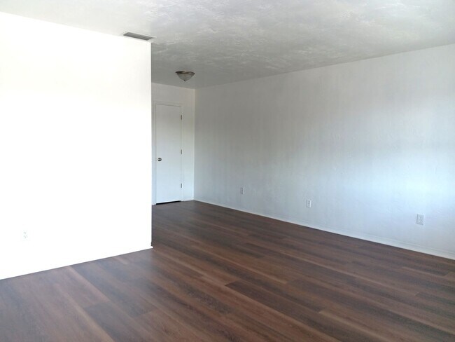 1260 70th St N in St. Petersburg, FL - Foto de edificio - Building Photo