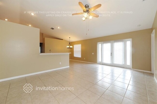 12001 Colonial Estates Ln in Riverview, FL - Foto de edificio - Building Photo