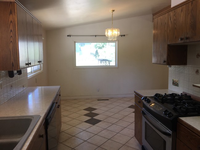 215 NW Webb St, Unit Upper in Pullman, WA - Foto de edificio - Building Photo