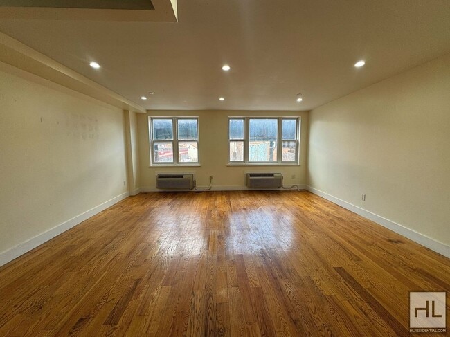 BROADWAY, Unit 2F in Brooklyn, NY - Foto de edificio - Building Photo