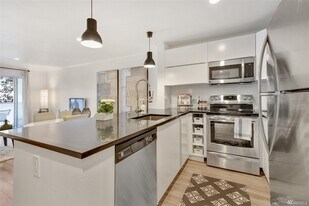 2250 NW 58th St, Unit 302 in Seattle, WA - Building Photo