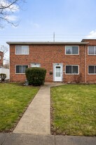 5978 Glenway Dr in Brook Park, OH - Building Photo