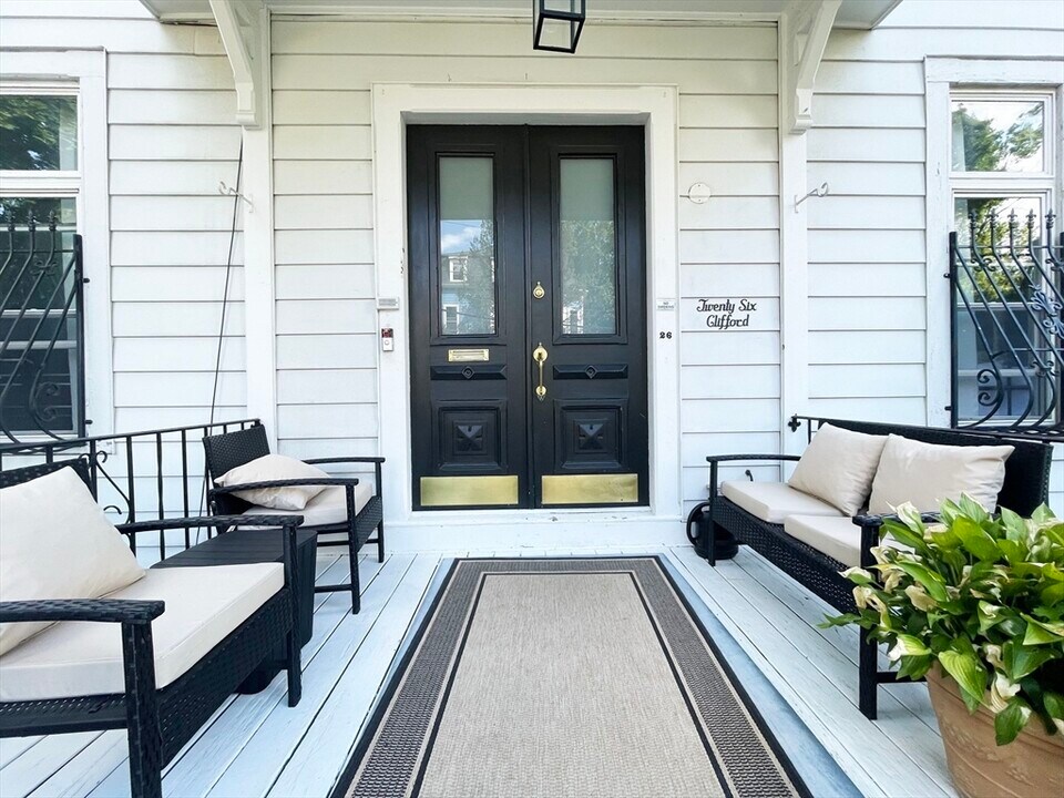 26 Clifford St in Boston, MA - Building Photo