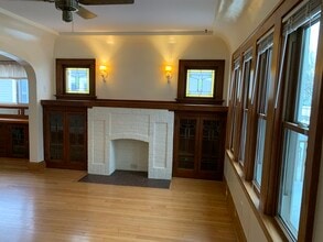 6830 Kinsman St in Wauwatosa, WI - Foto de edificio - Building Photo