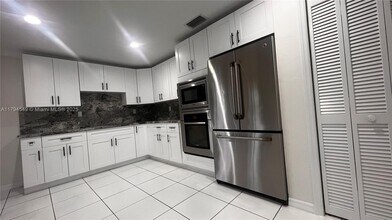 8820 SW 57th St in Miami, FL - Building Photo - Building Photo