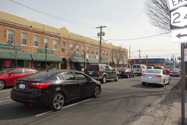 942-956 Hempstead Tpke in Franklin Square, NY - Building Photo - Building Photo