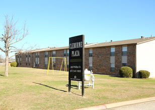 Cleburne Plaza in Cleburne, TX - Building Photo - Building Photo