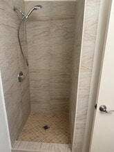 1434 S Point View St, Unit 105 in Los Angeles, CA - Foto de edificio - Building Photo