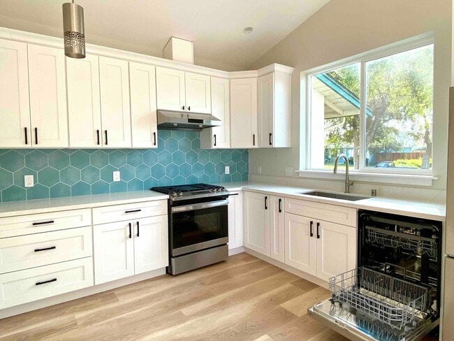 7780 Inverness Dr in Newark, CA - Foto de edificio - Building Photo