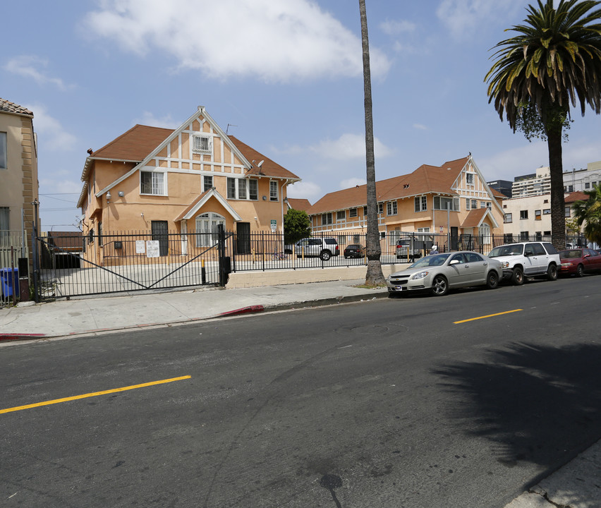 831 S Normandie Ave in Los Angeles, CA - Foto de edificio