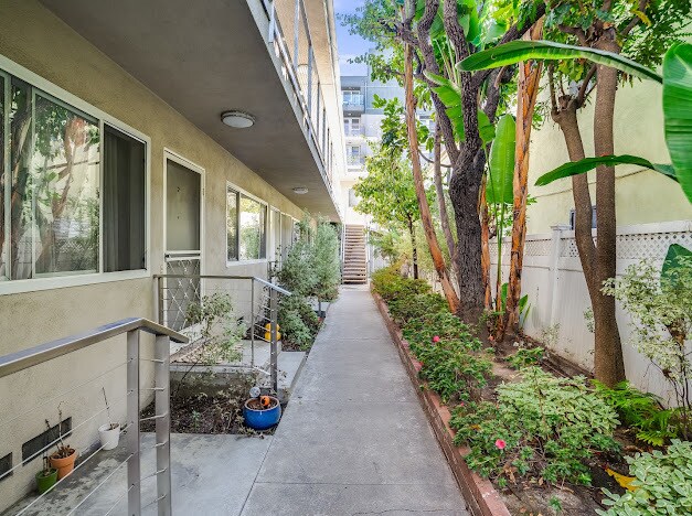 12026 Goshen Ave in Los Angeles, CA - Building Photo - Building Photo