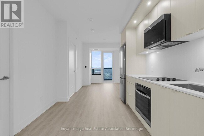 60 Central Park Roadway in Toronto, ON - Building Photo - Building Photo