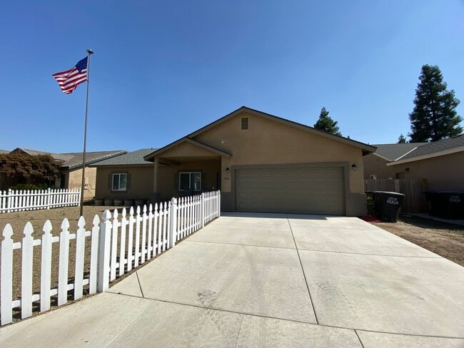 3439 E Grove Ave in Visalia, CA - Building Photo - Building Photo
