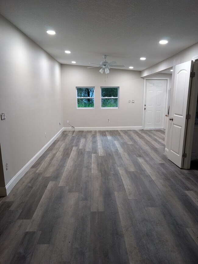 5209 Delphin Ln in Jacksonville, FL - Building Photo - Building Photo