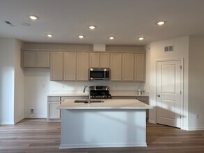 302 Kingsport Dr in South Elgin, IL - Building Photo - Building Photo