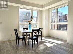 18 Lytham Grn Cir in Newmarket, ON - Building Photo - Building Photo