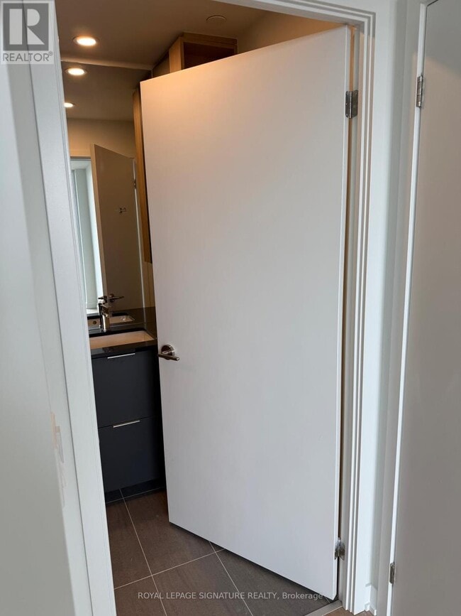 1 Fairview Rd E in Mississauga, ON - Building Photo - Building Photo