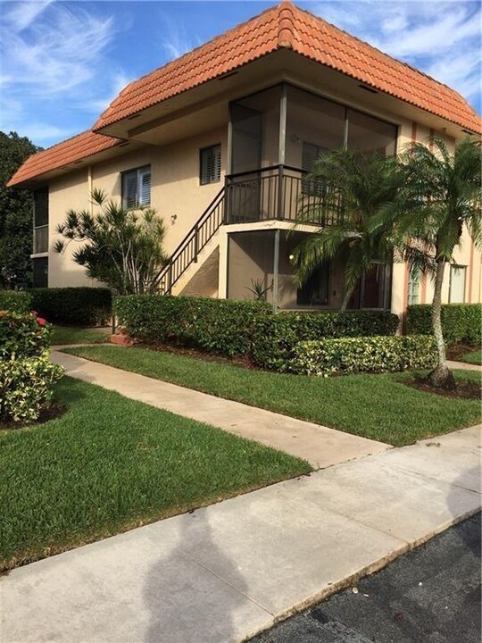 331 Lakeview Dr, Unit 201 in Weston, FL - Building Photo