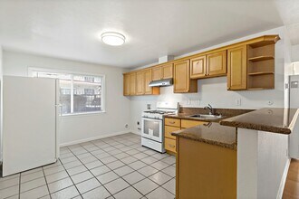 10550 Topanga Dr, Unit A in Oakland, CA - Building Photo - Building Photo