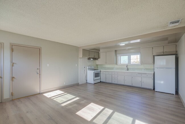 304 W Spruce Ave in Inglewood, CA - Building Photo - Building Photo