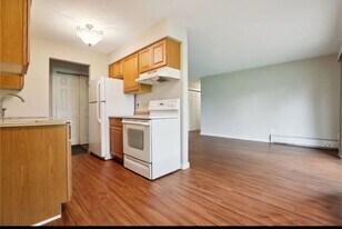 935 11th Ave S, Unit 3 in Hopkins, MN - Building Photo