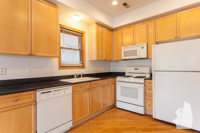 1326 W Diversey Pkwy in Chicago, IL - Building Photo - Building Photo