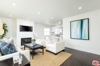 14327 Martha St in Los Angeles, CA - Foto de edificio - Building Photo