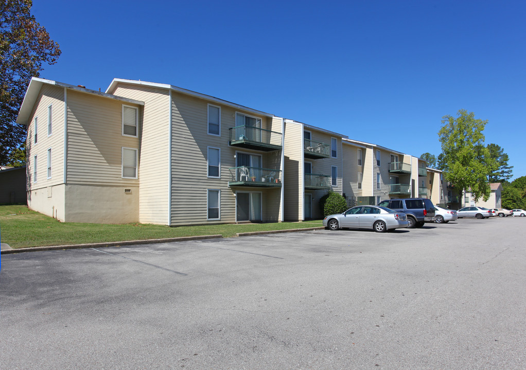 The Raintree Apartments in Birmingham, AL - Building Photo