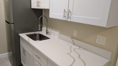 Tropical Breeze Apartments in St. Petersburg, FL - Building Photo - Building Photo