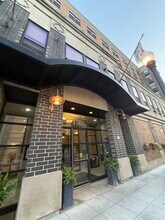 1501 W Belmont Ave in Chicago, IL - Foto de edificio - Building Photo