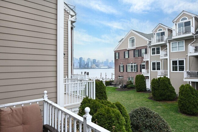 490 Fulton Ct in West New York, NJ - Building Photo - Building Photo