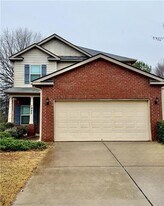 1985 Boatswain Dr in Hampton, GA - Building Photo