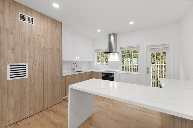 1211 Meridian Ave in Miami Beach, FL - Building Photo - Building Photo