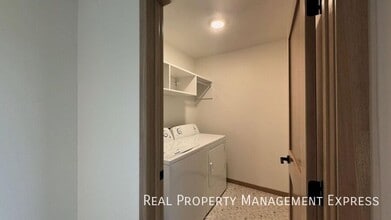Modern 3 Bed 2.5 Bath Townhome Located in in Sioux Falls, SD - Building Photo - Building Photo