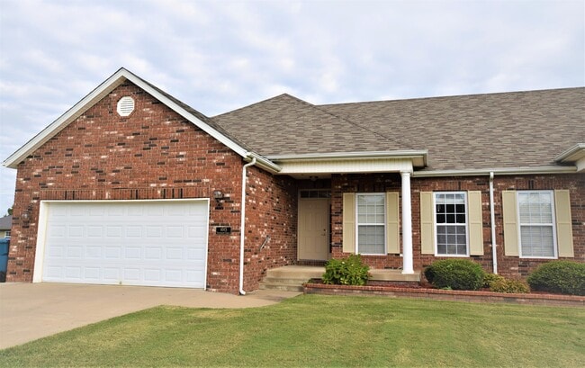 1009 S Gate Cir in Carl Junction, MO - Building Photo - Building Photo