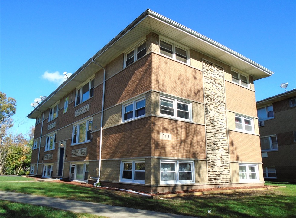 312 W Lincoln Ct in Addison, IL - Building Photo