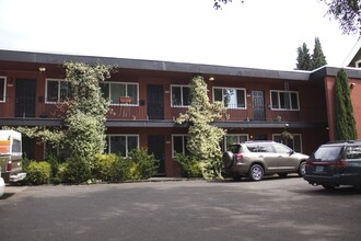 2151 NE Halsey St in Portland, OR - Building Photo - Building Photo