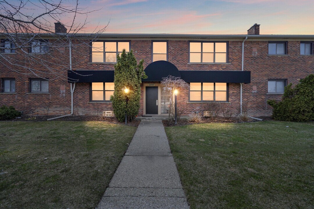 25707 Woodward Ave in Royal Oak, MI - Building Photo