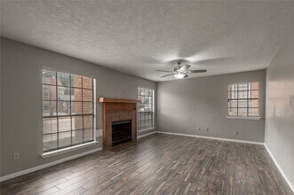 2402 Sycamore Ave in Huntsville, TX - Foto de edificio - Building Photo