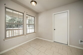 10685 Royal Cavins Dr in Conroe, TX - Building Photo - Building Photo