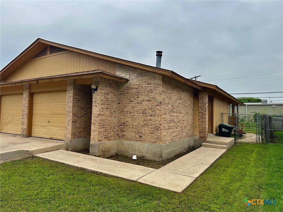 1307 Barbara Dr in San Marcos, TX - Foto de edificio