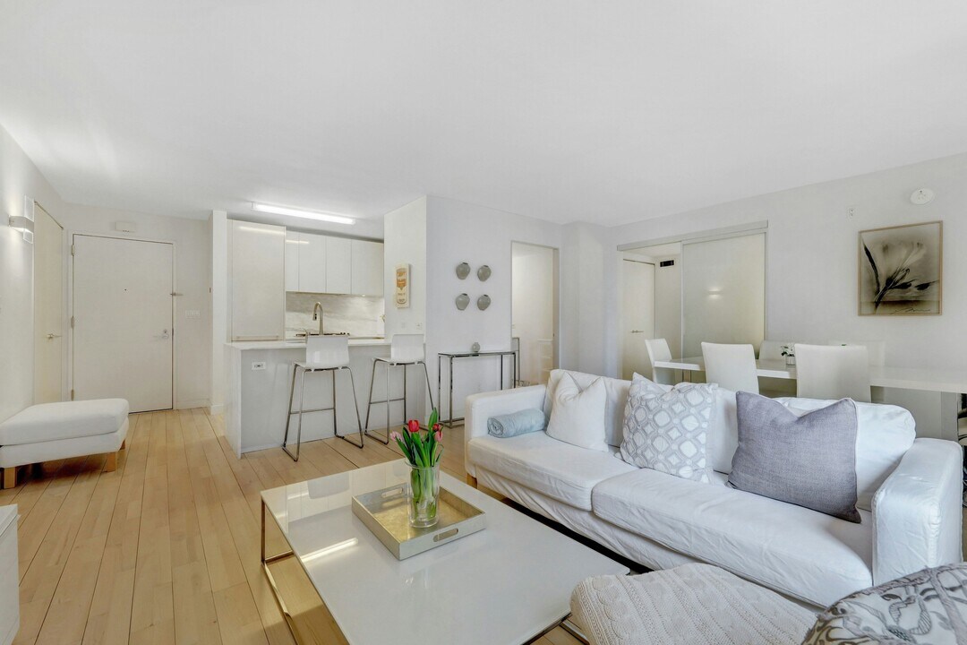 322 W 57th St in New York, NY - Building Photo