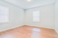 2446 Lynn Iris Dr photo'