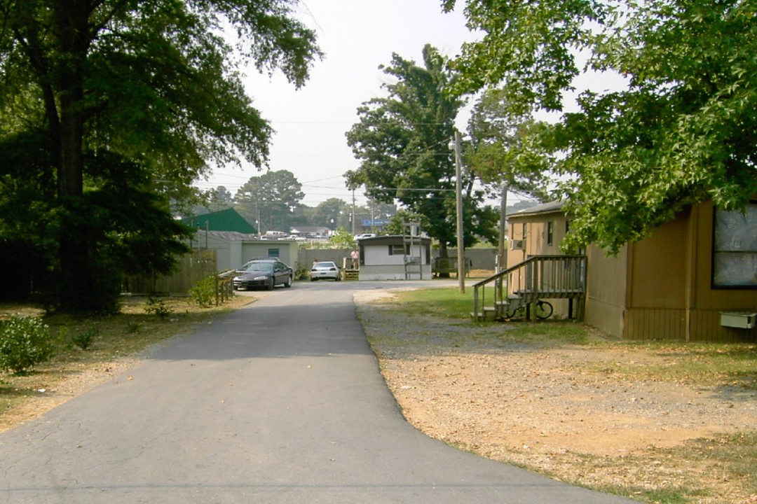 109 Carter St in Calhoun, GA - Building Photo